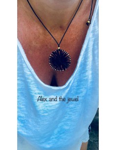 Χειροποίητο κρεμαστό στοιχείο σε μαύρο χρώμα δεμένο σε γυαλιστερό κορδόνι με αυξομείωση και διακοσμητικές επίχρυσες μπίλιες 2