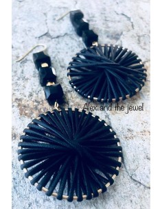 Κόσμημα σκουλαρίκια με κυκλικό μαύρο στοιχείο με δέρμα, μαύρα  κρύσταλλα και επίχρυσους κύβους Achinos 2