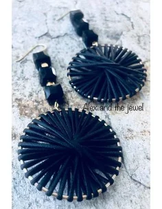 Κόσμημα σκουλαρίκια με κυκλικό μαύρο στοιχείο με δέρμα, μαύρα κρύσταλλα και επίχρυσους κύβους Achinos 2