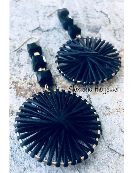 Κόσμημα σκουλαρίκια με κυκλικό μαύρο στοιχείο με δέρμα, μαύρα  κρύσταλλα και επίχρυσους κύβους Achinos