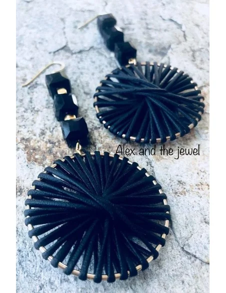 Κόσμημα σκουλαρίκια με κυκλικό μαύρο στοιχείο με δέρμα, μαύρα κρύσταλλα και επίχρυσους κύβους Achinos