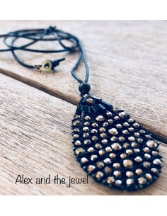 Χειροποίητο κολιέ με κρεμαστό στοιχείο με στρας δεμένο σε γυαλιστερό στρογγυλό κορδόνι Andromeda