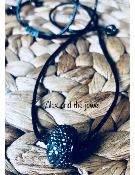 Κολιέ βαρελάκι σε γκρι γκλίτερ σε μαύρο γυαλιστερό κορδόνι με αυξομείωση και διακοσμητικές μεταλλικές μπίλιες Little barrel