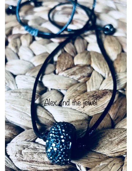 Κολιέ βαρελάκι σε γκρι γκλίτερ σε μαύρο γυαλιστερό κορδόνι με αυξομείωση και διακοσμητικές μεταλλικές μπίλιες Little barrel