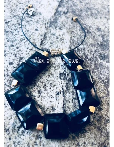 Βραχιόλι με μεγάλα πλακέ μαύρα κρύσταλλα, επίχρυσα κυβάκια και αυξομείωση στο τελείωμα Rallou