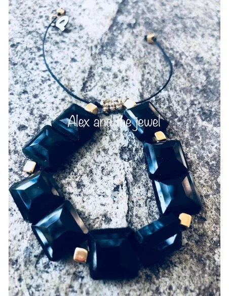 Βραχιόλι με μεγάλα πλακέ μαύρα κρύσταλλα, επίχρυσα κυβάκια και αυξομείωση στο τελείωμα Rallou