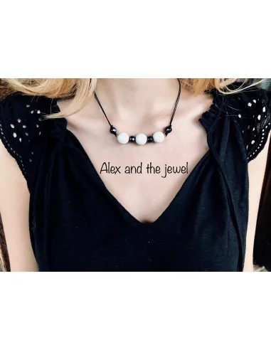 Κολιέ από ημιπολύτιμες πέτρες Αχάτη και Αιματίτη και πέττρες Αιματίτη σε λευκό και ανθρακί σε κορδόνι με αυξομείωση