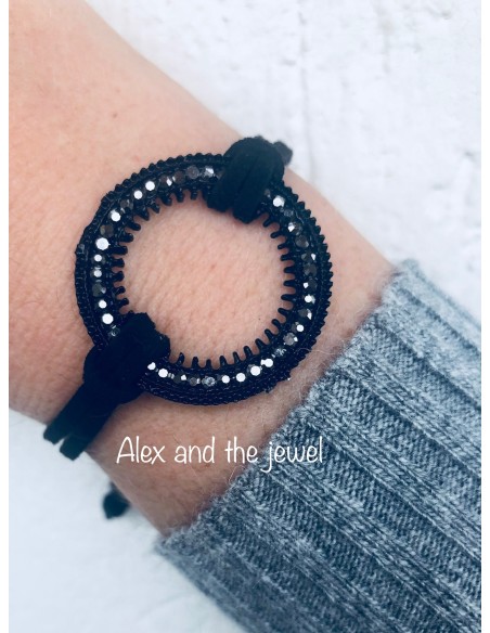 χειροποίητο βραχιόλι με μαύρο κυκλικό στοιχείο με στρας σε μαύρο πλακέ κορδόνι σουέτ και διακοσμητικές μπίλιες Aurelia