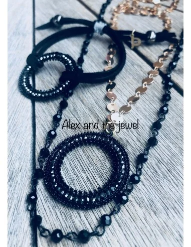 χειροποίητο βραχιόλι με μαύρο κυκλικό στοιχείο με στρας σε μαύρο πλακέ κορδόνι σουέτ και διακοσμητικές μπίλιες Aurelia