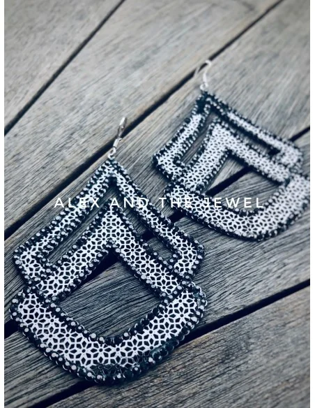 Κόσμημα σκουλαρίκια από pave strass σε φιλιγκρί μοτίφ σε γεωμετρικό σχήμα Sphinx