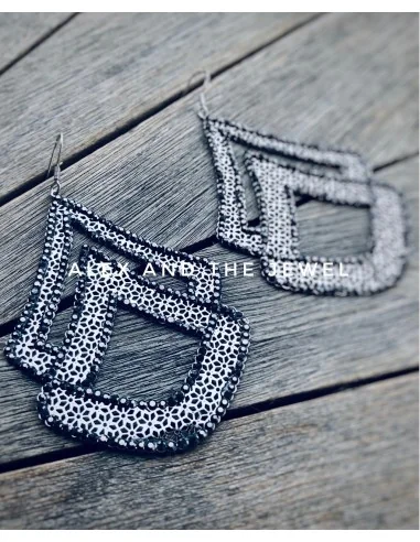 Κόσμημα σκουλαρίκια από pave strass σε φιλιγκρί μοτίφ σε γεωμετρικό σχήμα Sphinx