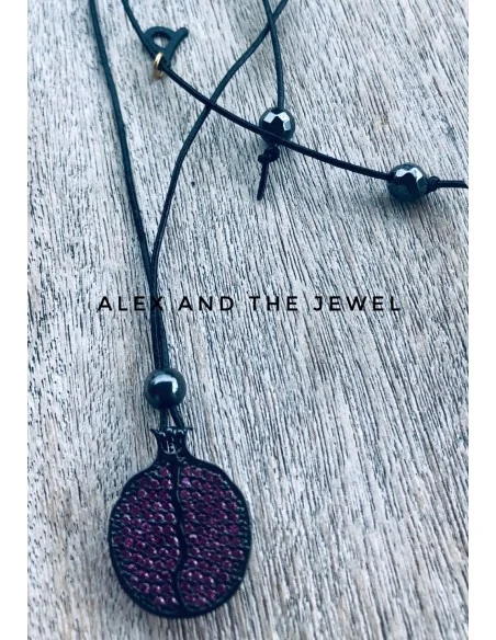 Χειροποίητο κόσμημα κολιέ με κρεμαστό ρόδι σε ασημί ή μαύρο, με καρφωτά ζιργκόν σε μωβ χρώμα, δέμενο σε μαύρο δέρμα Pomegranate