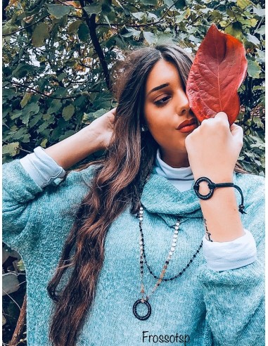 χειροποίητο βραχιόλι με μαύρο κυκλικό στοιχείο με στρας σε μαύρο πλακέ κορδόνι σουέτ και διακοσμητικές μπίλιες Aurelia