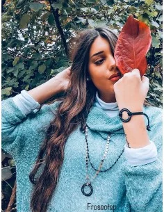 Διπλό κολιέ με ροζάριο με μαύρα κρύσταλλα, χρυσή αλυσίδα με περίτεχνο σχέδιο και κρεμαστό στοιχείο με μαύρα στρας Aurelia