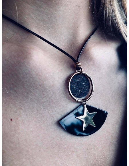 Κολιέ με στοιχείο από ατσάλι σε σχέδιο αστέρι και διάτρητος δίσκος φιλιγκρί σε στρογγυλό γυαλιστερό κορδόνι Cassiopeia