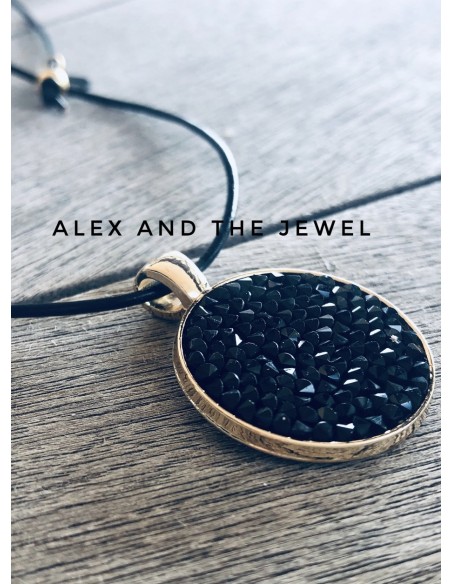 Κολιέ με επίχρυσο στοιχείο από ατσάλι σε δερμάτινο κορδόνι με αυξομείωση και επίχρυσα στοιχεία Chimera