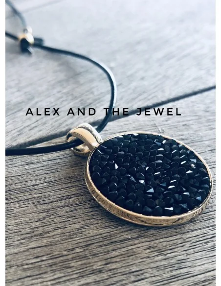 Κολιέ με επίχρυσο στοιχείο από ατσάλι σε δερμάτινο κορδόνι με αυξομείωση και επίχρυσα στοιχεία Chimera