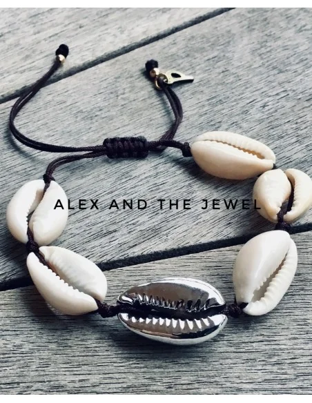 Χειροποίητο βραχιόλι "Sea Shell" από φυσικά κοχύλια και κεντρικό κοχύλι επιμεταλλωμένο σε χρυσό ή ασημί χρώμα Sea shell