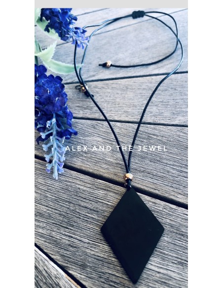 Χειροποίητο γυναικείο κόσμημα κολιέ με κρεμαστό μαύτο ρόμβο από ατσάλι Lilian