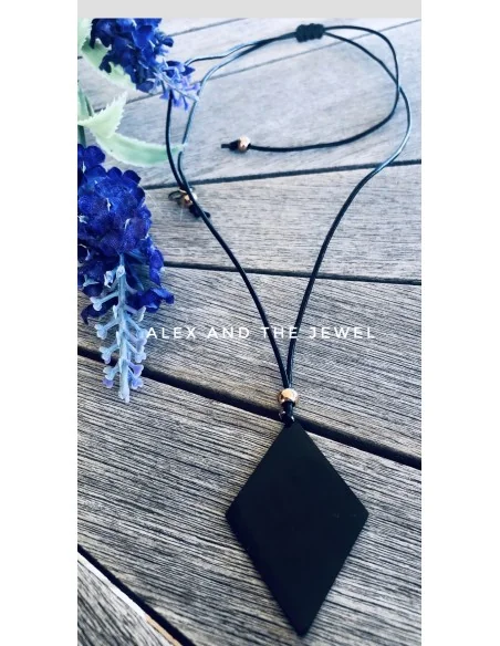 Χειροποίητο γυναικείο κόσμημα κολιέ με κρεμαστό μαύτο ρόμβο από ατσάλι Lilian
