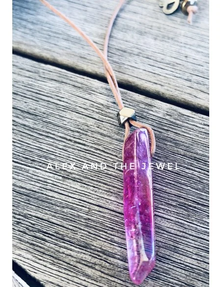 Χείροποίητο κολίε με κρεμαστή πέτρα Αχάτη σε φούξια δεμένη σε δερμάτινο κορδόνι με επίχρυσα κυβάκια Gilda