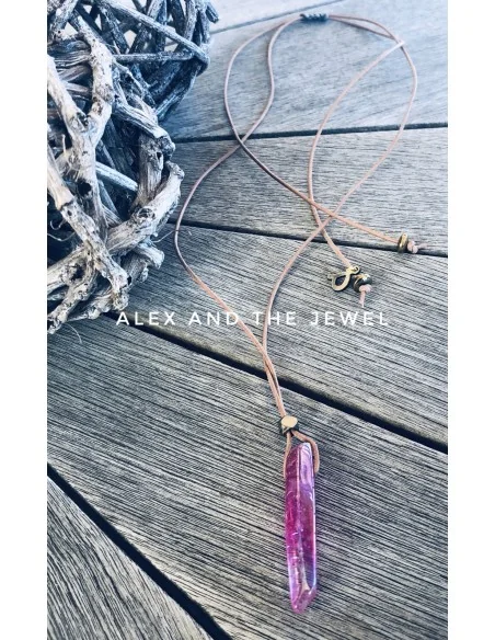 Χείροποίητο κολίε με κρεμαστή πέτρα Αχάτη σε φούξια δεμένη σε δερμάτινο κορδόνι με επίχρυσα κυβάκια Gilda