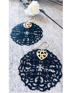 κουλαρίκια με μαύρο περίτεχνο στοιχείο φιλιγκρί και ατσάλινη διάτρητη καρδούλα