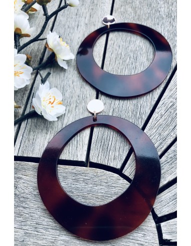 Εντυπωσιακά σκουλαρίκια με κυκλικό ασύμμετρο στοιχείο σε καφέ σκούρο χρώμα με νερά και ατσάλινο καρφί σε χρυσό χρώμα Laetitia