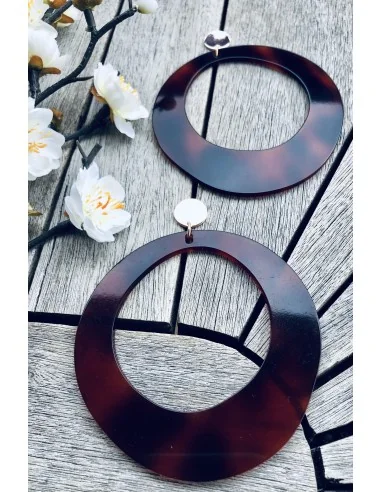 Εντυπωσιακά σκουλαρίκια με κυκλικό ασύμμετρο στοιχείο σε καφέ σκούρο χρώμα με νερά και ατσάλινο καρφί σε χρυσό χρώμα Laetitia