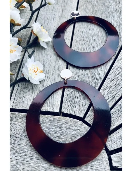 Εντυπωσιακά σκουλαρίκια με κυκλικό ασύμμετρο στοιχείο σε καφέ σκούρο χρώμα με νερά και ατσάλινο καρφί σε χρυσό χρώμα Laetitia