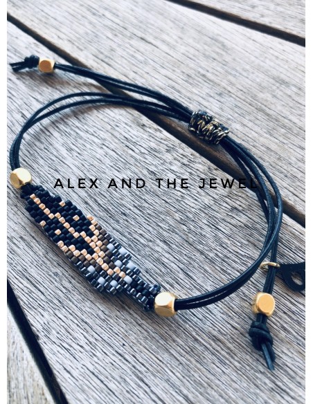 Βραχιόλι με στοιχείο από χάντρες Miyuki σε σχήμα τόξου σε γκρι, χρυσό και μαύρο χρώμα με επίχρυσα διακοσμητικά στοιχεία Sendai