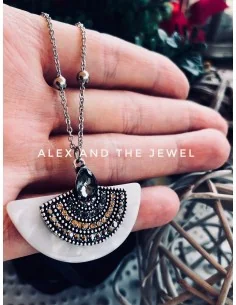 Χειροποίητο γυναικείο κολιέ με κρεμαστό στοιχείο από φίλντισι σε λευκό Egypt 2