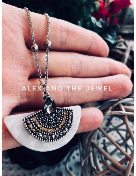 Χειροποίητο γυναικείο κολιέ με κρεμαστό στοιχείο από φίλντισι σε λευκό Egypt