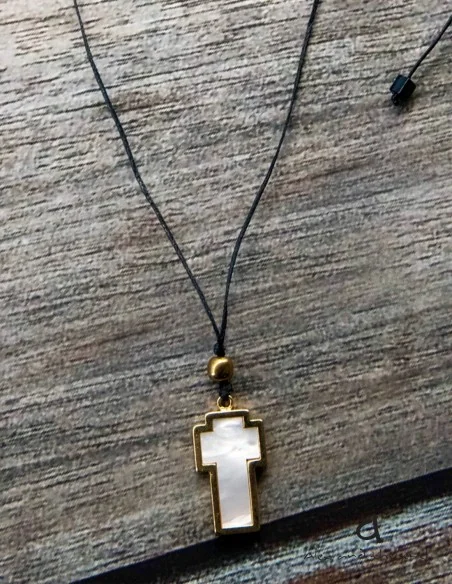 Χειροποίητο κόσμημα κολιέ με κρεμαστό σταυρό σε λευκό Dieu