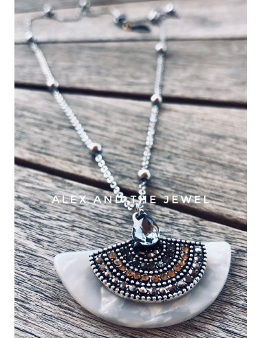 Χειροποίητο γυναικείο κολιέ με κρεμαστό στοιχείο από φίλντισι σε λευκό Egypt