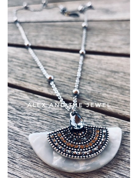 Χειροποίητο γυναικείο κολιέ με κρεμαστό στοιχείο από φίλντισι σε λευκό Egypt