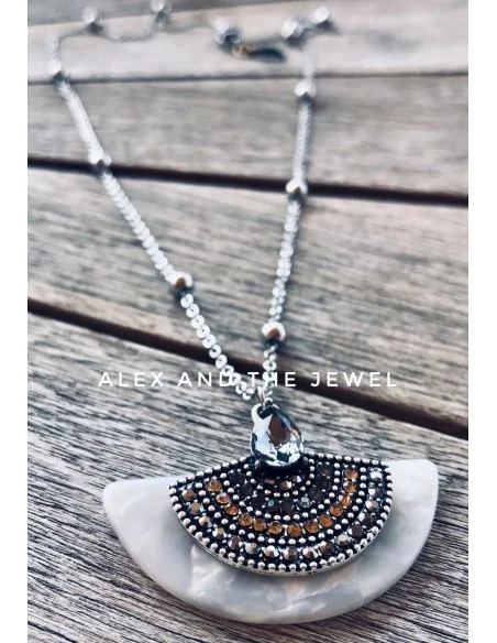 Χειροποίητο γυναικείο κολιέ με κρεμαστό στοιχείο από φίλντισι σε λευκό Egypt