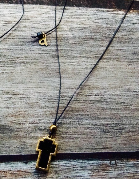 Χειροποίητο κόσμημα κολιέ με κρεμαστό σταυρό σε μαύρο ή λευκό σε μαύρη κεροκλωστή με διακοσμητική μπίλια Αιματίτη  Dieu