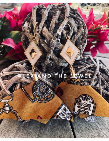 Χειροποίητο κόσμημα σκουλαρίκια με στοιχείο ρόμβο σε λευκό και χρυσό με υφασμάτινο στοιχείο σε γήινες αποχρώσεις Bianca