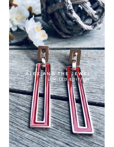 Γεωμετρικό κόσμημα σκουλαρίκια από ατσάλι με στοιχείο σε κόκκινο ή λευκό και διάτρητο επίχρυσο κούμπωμα καρφί Dominique