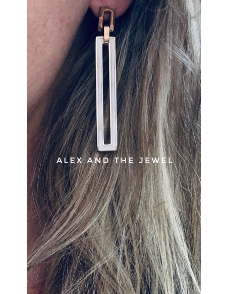 Γεωμετρικό κόσμημα σκουλαρίκια από ατσάλι με στοιχείο σε κόκκινο ή λευκό και διάτρητο επίχρυσο κούμπωμα καρφί Dominique