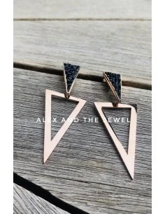 Γεωμετρικά σκουλαρίκια από ατσάλι με διάτρητο τρίγωνο επίχρυσο στοιχείο σε ροζ χρυσό και μαύρο τρίγωνο ανάγλυφο στοιχείο Alkmini 2