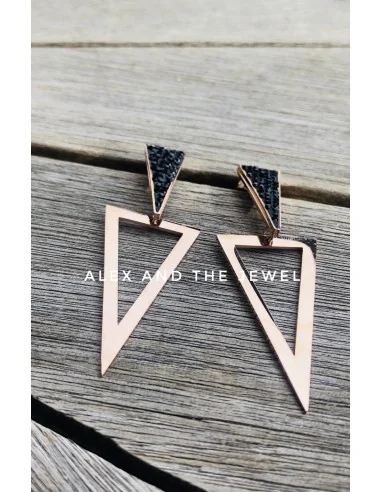 Γεωμετρικά σκουλαρίκια από ατσάλι με διάτρητο τρίγωνο επίχρυσο στοιχείο σε ροζ χρυσό και μαύρο τρίγωνο ανάγλυφο στοιχείο Alkmini