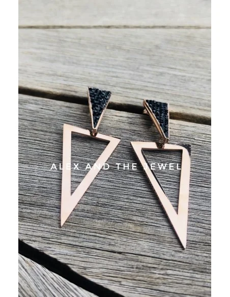 Γεωμετρικά σκουλαρίκια από ατσάλι με διάτρητο τρίγωνο επίχρυσο στοιχείο σε ροζ χρυσό και μαύρο τρίγωνο ανάγλυφο στοιχείο Alkmini