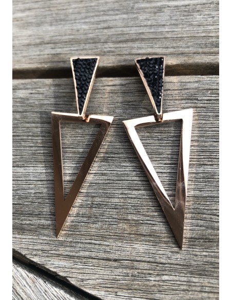 Γεωμετρικά σκουλαρίκια από ατσάλι με διάτρητο τρίγωνο επίχρυσο στοιχείο σε ροζ χρυσό και μαύρο τρίγωνο ανάγλυφο στοιχείο Alkmini