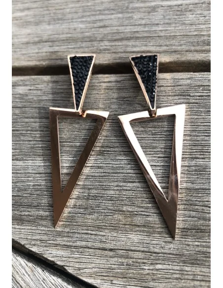 Γεωμετρικά σκουλαρίκια από ατσάλι με διάτρητο τρίγωνο επίχρυσο στοιχείο σε ροζ χρυσό και μαύρο τρίγωνο ανάγλυφο στοιχείο Alkmini