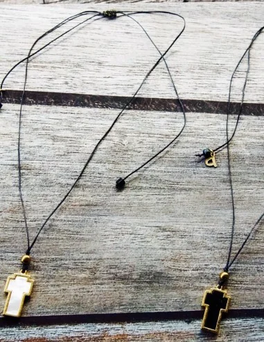 Χειροποίητο κόσμημα κολιέ με κρεμαστό σταυρό σε λευκό Dieu