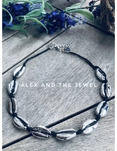 Κόσμημα κολιέ με ασημί κοχύλια σε μαύρο κορδόνι...