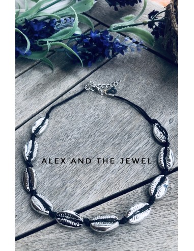 Κόσμημα κολιέ με ασημί κοχύλια σε μαύρο κορδόνι...