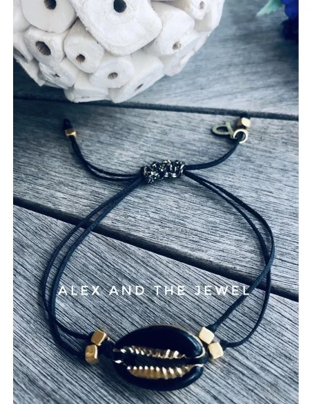 Χειροποίητο βραχιόλι με επίχρυσο διάτρητο στοιχείο σε σχήμα κοχυλιού, διακοσμημένο με χρωματιστές λεπτομέρειες Dolly Χειροποίητο βραχιόλι με επίχρυσο διάτρητο στοιχείο σε σχήμα κοχυλιού, διακοσμημένο με χρωματιστές λεπτομέρειες Dolly